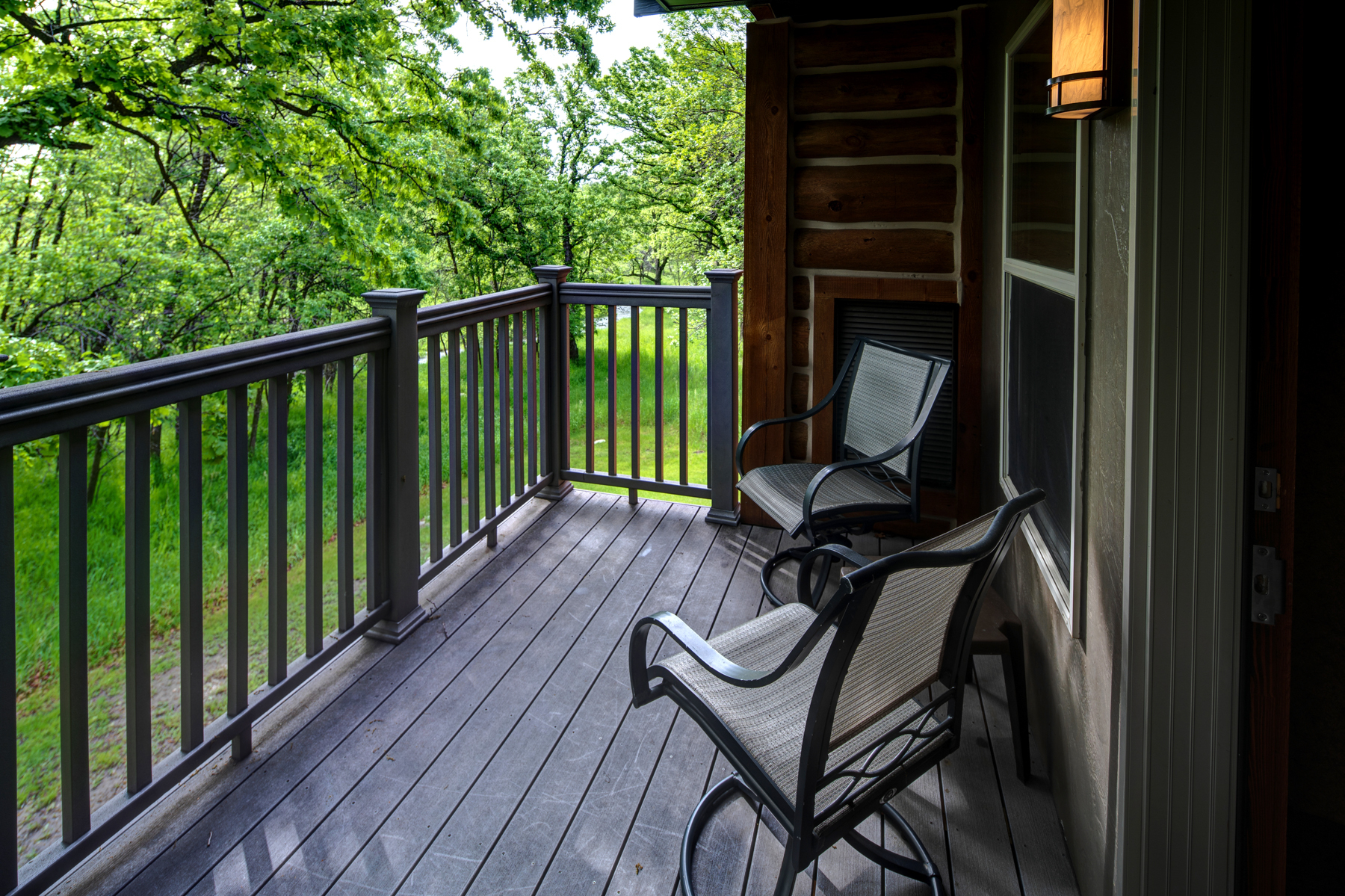 Creekside deluxe room patio with two chairs