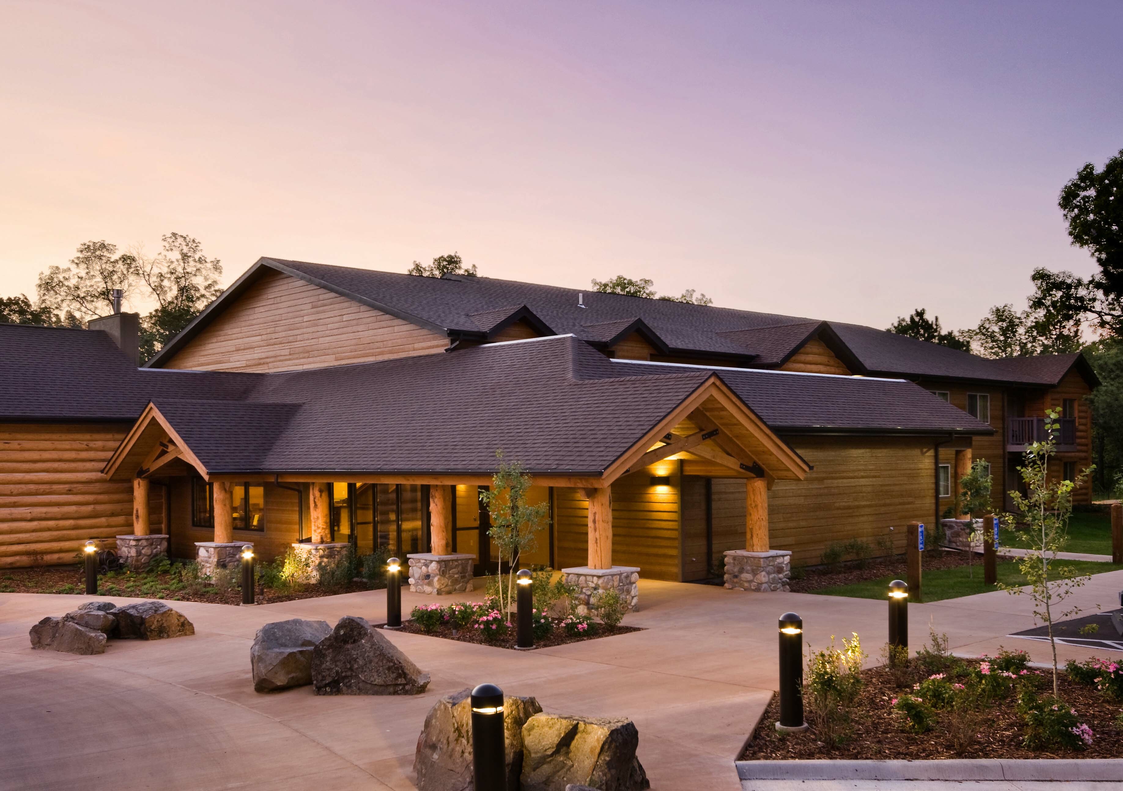 Exterior night photo of Creekside Lodge Rooms